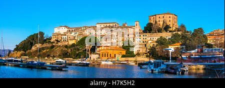 Bellissima medievale village (borgo) Capodimonte oltre il tramonto. Lazio, della provincia di Viterbo, Italia Foto Stock