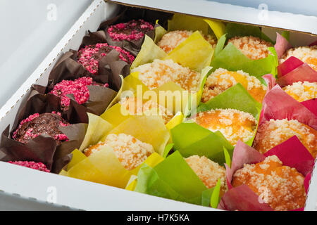 I muffin di diverso colore confezionate in carta Foto Stock