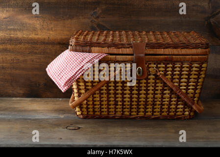 Cesto picnic su legno Foto Stock