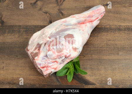 Materie la gamba di agnello su legno Foto Stock