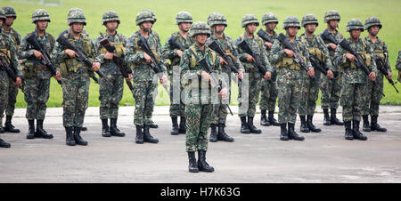 Philippine Marines stand in formazione durante lo sbarco esercizio cerimonia di chiusura a Fort Bonifacio caserma marini Rudiardo Brown Ottobre 10, 2014 in Makati City, Filippine. Foto Stock