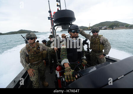 I soldati degli Stati Uniti e la Marina Militare tailandese i marinai a bordo di una delle operazioni speciali di imbarcazioni durante la cooperazione a galla la prontezza e la formazione 27 Agosto 2015 in Sattahip, Thailandia. Foto Stock