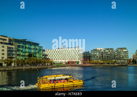Una vista del Grand Canal Square a Dublino è rigenerato Docklands. Foto Stock