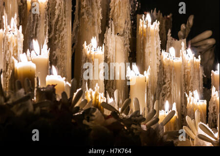 Alcune candele accese di cera che vengono fusi e altre candele di cera si spegne nella Settimana Santa di Siviglia. Foto Stock