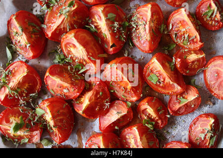 Fatti in casa a base di arrosto in forno i pomodori con erbe fresche e aceto di vino rosso a portata di mano. Foto Stock