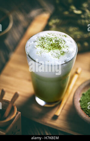 Tè verde Matcha latte nella tazza di vetro Foto Stock