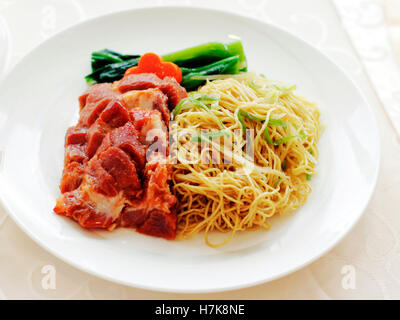 Cinese tradizionale cruisine: barbecue di carne di maiale a base di noodle sul piatto bianco Foto Stock