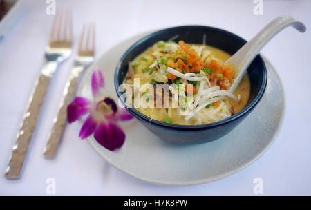 I migliori piatti Tailandesi, Riso tagliatelle in tradizionale Tom Yum Soup Foto Stock