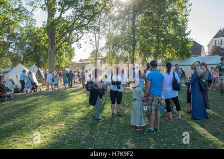 Il mercato medievale durante l'annuale festa medievale in Söderköping, Svezia Foto Stock