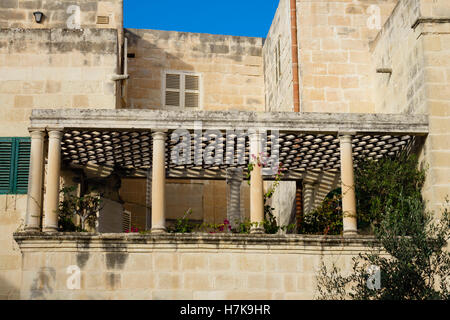 Mdina, la vecchia città murata architettura barocca. Dettagli architettonici, atmosfera. Un balcone. Foto Stock