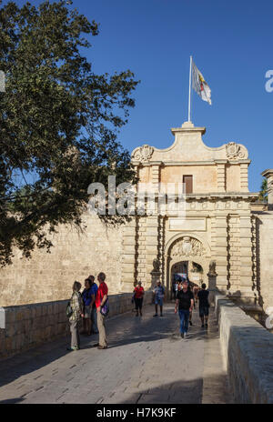 Mdina, la vecchia città murata architettura barocca. La porta della città dal ponte sopra il fossato di difesa. Foto Stock