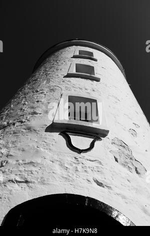 Immagine in bianco e nero di un faro di Bruny Island, Tasmania, Australia. Una desolazione in bianco e nero faro di porte e finestre Foto Stock