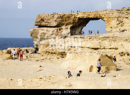 Gozo Dwejra Bay. La Azure Window Arch Rock, dove camminare sulla formazione è vietato, ma centinaia di disobbedire turistica. È CROLLATO IL 7 MARZO 2017 Foto Stock