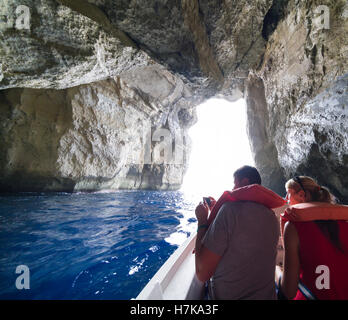 Gozo Dwejra Bay. Il Mare Interno. Gita in barca per visualizzare la finestra azzurra, passando attraverso la grotta accesso alla laguna. Foto Stock