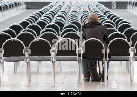 BRNO, Repubblica ceca - maggio 1,2016 : primo visitatore seduto e in attesa di streaming su schermo di proiezione Animefest Foto Stock