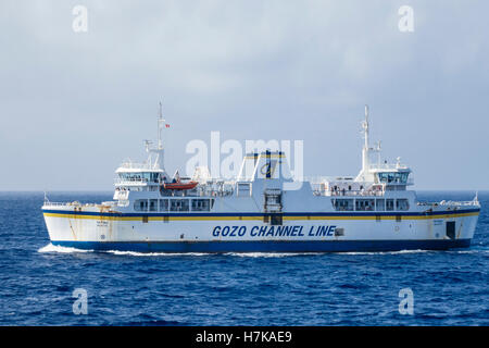 Malta e Gozo - Canale di Gozo Line traghetto tra le isole. Foto Stock