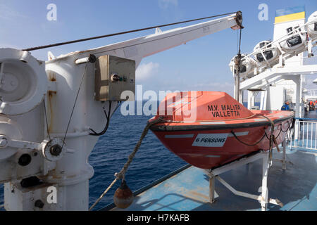 Malta e Gozo - Canale di Gozo Line traghetto tra le isole. Molto piccola imbarcazione di salvataggio. Foto Stock