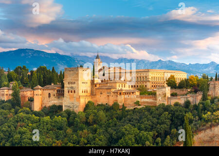 Alhambra al tramonto a Granada, Andalusia, Spagna Foto Stock