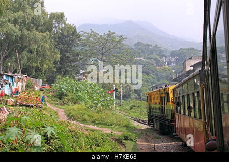 Stazione ferroviaria Kalka-Shimla, vicino Taksal, Himachal Pradesh, India, il subcontinente indiano, Asia del Sud Foto Stock