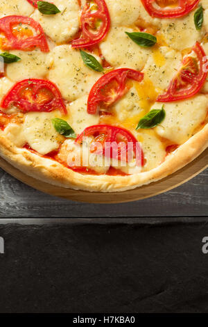 Margarita pizza al tavolo di legno Foto Stock