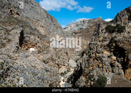 Griechenland, Kreta, Kaplle an der Strasse in der Kourtaliotiko-Schlucht bei Plakias Foto Stock