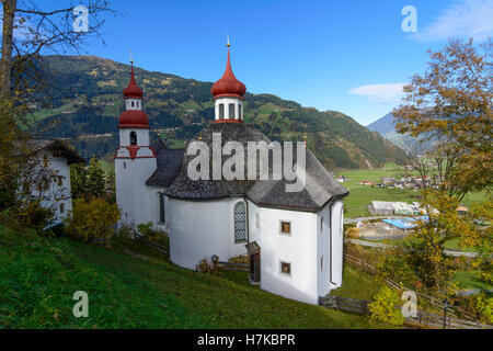 Hainzenberg: chiesa di pellegrinaggio Maria Rast, vista a valle Zillertal e la città di Zell am Ziller, Zell-Gerlos, Tirolo Tirolo, Austria Foto Stock