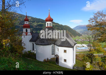 Hainzenberg: chiesa di pellegrinaggio Maria Rast, vista a valle Zillertal e la città di Zell am Ziller, Zell-Gerlos, Tirolo Tirolo, Austria Foto Stock