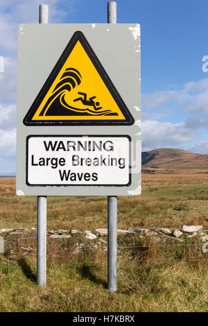 Pericolo, grandi onde segno. Culoo Rock, Valentia Island, nella contea di Kerry, Irlanda Foto Stock