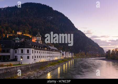 Rattenberg: Città Vecchia, fiume Inn, waterfront Agostino Monastero, Rattenberg Castello, Alpbachtal & Tiroler Seenland regione Tirolo, Foto Stock