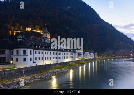 Rattenberg: Città Vecchia, fiume Inn, waterfront Agostino Monastero, Rattenberg Castello, Alpbachtal & Tiroler Seenland regione Tirolo, Foto Stock