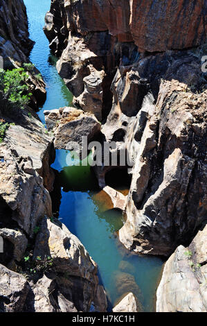 Sud Africa: vista delle buche e piscine a tuffo del vero fiume a Bourke's Luck buche, parte del Fiume Blyde Canyon Foto Stock