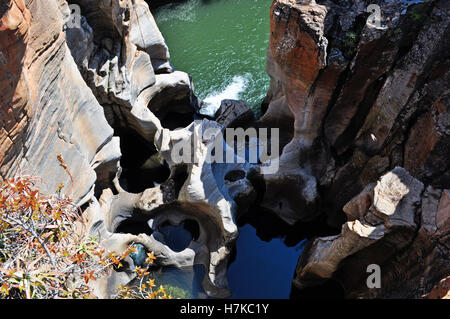 Sud Africa: vista delle buche e piscine a tuffo del vero fiume a Bourke's Luck buche, parte del Fiume Blyde Canyon Foto Stock