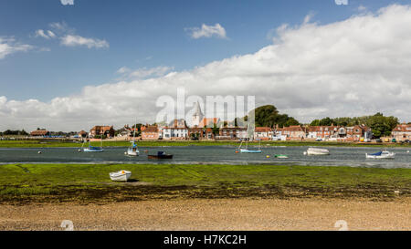 Bosham borgo attraverso la baia Foto Stock