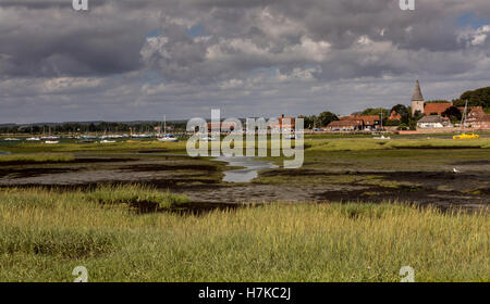 Bosham borgo attraverso la baia Foto Stock