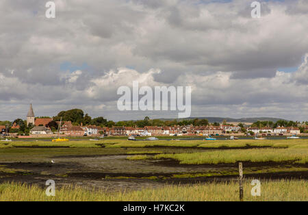 Bosham borgo attraverso la baia Foto Stock