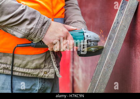 Lavoratore con macchina di rettifica di ferro di taglio Foto Stock