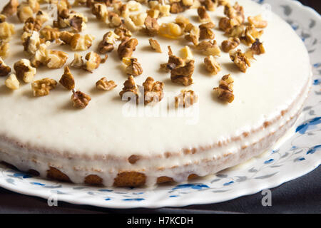 In casa di zucca e torta di noci con panna acida ciliegina su tavola in legno rustico - sana dolci fatti in casa Foto Stock