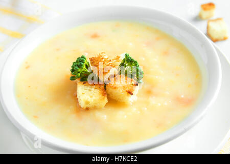 Verdure e formaggio cheddar minestra in crema di broccoli e crostini in bianco ciotola close up - in casa heathy cibo vegetariano Foto Stock