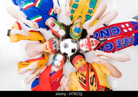 Gli appassionati di calcio di diverse nazioni, pallone da calcio Foto Stock