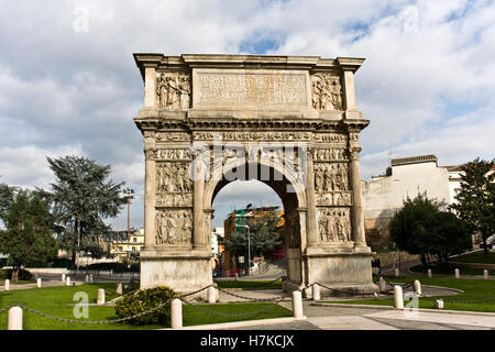 Arco Trionfale di Traiano, 114-117 a.C., edificio romano, Benevento, Campania, nel sud dell'Italia, Europa Foto Stock