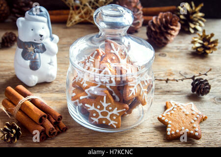 Natale gingerbread cookies nel vasetto di vetro su tavola in legno rustico con decorazioni di Natale. In casa di festa pasticceria d'inverno. Foto Stock