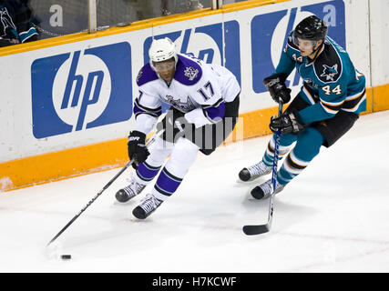 Dicembre 9, 2009; San Jose, CA, Stati Uniti d'America; Los Angeles Kings ala destra Wayne Simmonds (17) è difeso da San Jose Sharks defenceman Marc-Edouard Vlasic (44) durante il primo periodo di HP Pavilion. Los Angeles ha sconfitto San Jose 5-4 in ore di lavoro straordinario. Foto Stock