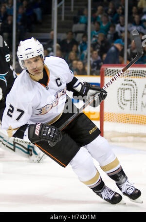 21 gennaio 2010; San Jose, CA, USA; il difensore di Anaheim Ducks Scott Niedermayer (27) durante il primo periodo contro gli squali di San Jose al Padiglione HP. San Jose sconfisse Anaheim 3-1. Foto Stock