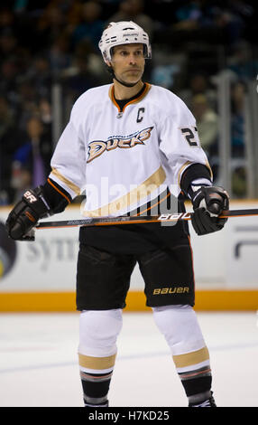 21 gennaio 2010; San Jose, CA, USA; il difensore di Anaheim Ducks Scott Niedermayer (27) durante il primo periodo contro gli squali di San Jose al Padiglione HP. San Jose sconfisse Anaheim 3-1. Foto Stock