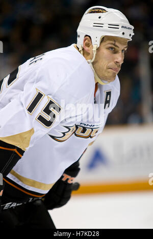 21 gennaio 2010; San Jose, CA, USA; Anaheim Ducks Center Ryan Getzlaf (15) durante il primo periodo contro gli squali di San Jose al Padiglione HP. San Jose sconfisse Anaheim 3-1. Foto Stock