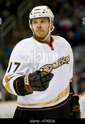 Gennaio 21, 2010; San Jose, CA, Stati Uniti d'America; Anaheim Ducks center Petteri Nokelainen (17) durante il terzo periodo contro gli squali di San Jose a HP Pavilion. San Jose sconfitto Anaheim 3-1. Foto Stock