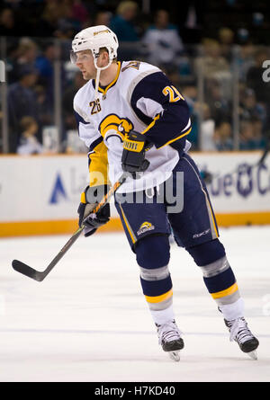 23 gennaio 2010; San Jose, CA, USA; Buffalo Sabres ha lasciato l'ala Thomas Vanek (26) prima della partita contro gli squali di San Jose all'HP Pavilion. San Jose sconfisse Buffalo 5-2. Foto Stock