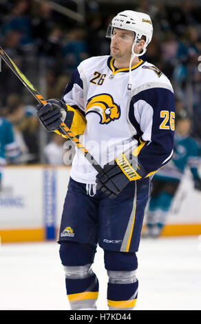 23 gennaio 2010; San Jose, CA, USA; Buffalo Sabres ha lasciato l'ala Thomas Vanek (26) prima della partita contro gli squali di San Jose all'HP Pavilion. San Jose sconfisse Buffalo 5-2. Foto Stock