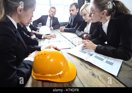 Costruzione di architetti e la gente di affari in ufficio Foto Stock