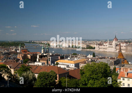 Vista dalla collina del castello sul Danubio e il Parlamento, Budapest, Ungheria, Europa Foto Stock